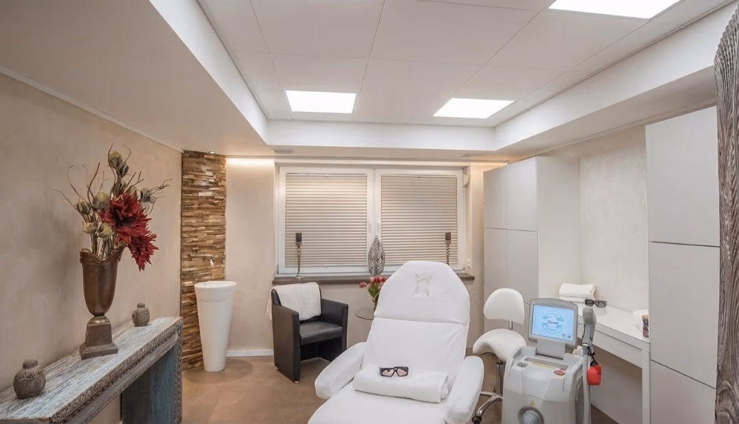 Ruhiger, sauberer Behandlungsraum bei Belium Beauty