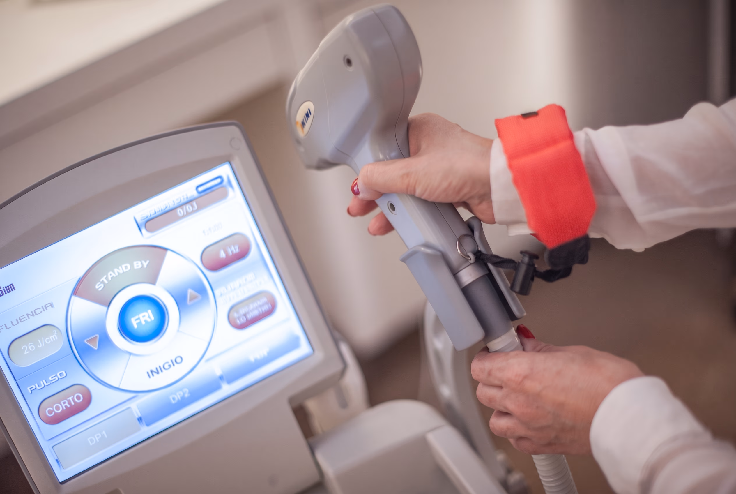 Handstück des VIKINI Diodenlasers mit gekühlter Saphirspitze für die Haarentfernung bei Belium Beauty